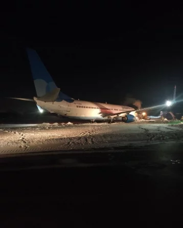 Фото: В Перми во время взлёта самолёт занесло и он врезался в сугроб 1