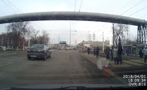 Водитель Mazda проехал на красный свет на Советском проспекте в Кемерове