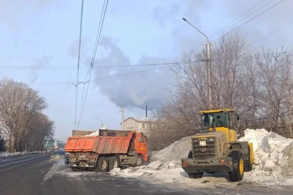 В Кемерове на борьбу со снегом и гололёдом на дорогах направили 114 единиц техники
