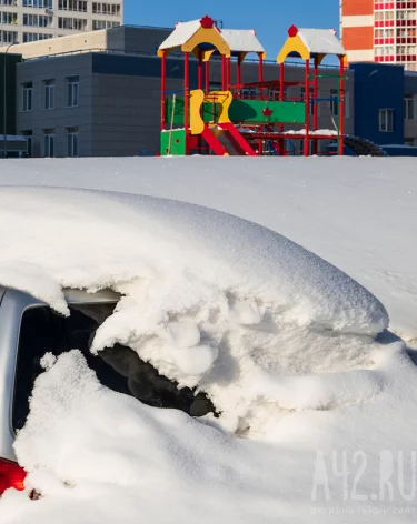 В Кемерове тракторист завалил снегом выход из дома и гаража многодетной мамы