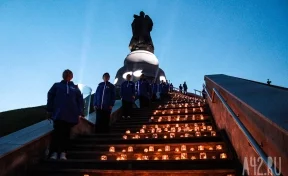 В Кемерове состоялась акция «Свеча памяти» у мемориала Воину-освободителю