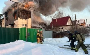 В Новосибирске пожарные спасли ребёнка с крыши горящей трёхэтажки, его передали врачам 