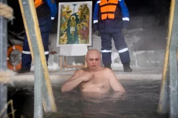 Фото: Губернатор Кузбасса поздравил жителей региона с Крещением и окунулся в прорубь  1