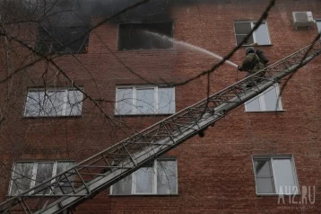 Фото: Пожарные спасли двух человек из горящей квартиры в многоэтажке в Кузбассе 1