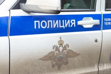 Фото: Полицейские организовали проверку из-за повреждения машины, припаркованной на Октябрьском проспекте в Кемерове 1