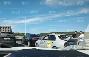 Фото: Почти часовая пробка образовалась на Кузбасском мосту в Кемерове из-за ДТП 1