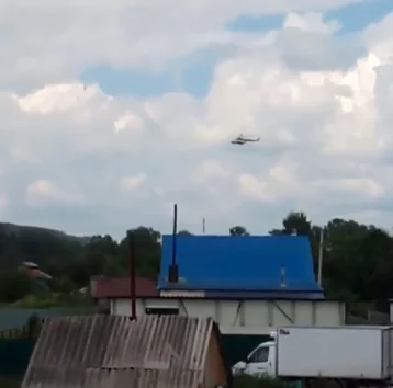 Фото: Кемеровчане обсуждают летающий в пригороде вертолёт 1
