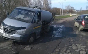 В Кемерове ассенизаторская машина провалилась в выбоину на дороге
