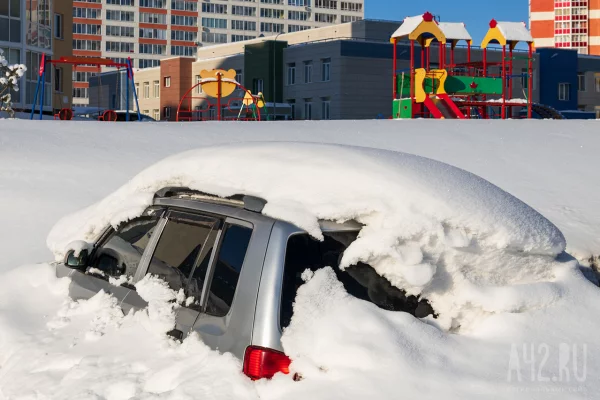 В Кемерове тракторист завалил снегом выход из дома и гаража многодетной мамы