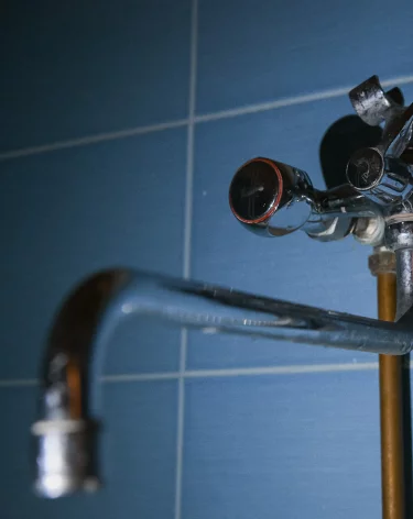 В Кемерове жильцы дома лишились горячей воды из-за мусора в квартире пенсионерки