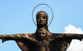 Кемеровчане раскритиковали скульптуру с распятым младенцем на набережной Томи