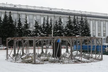 Фото: В Кемерове начали устанавливать новогоднюю ель 2