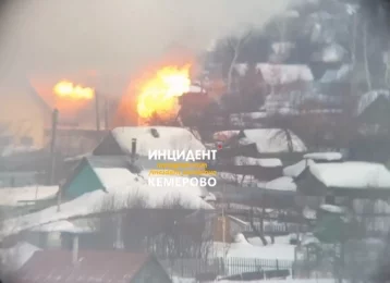 Фото: В Кемерове серьёзный пожар в частном секторе попал на видео 1