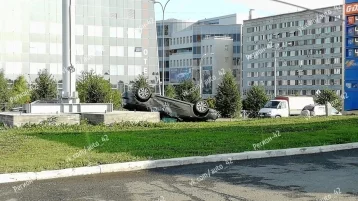 Фото: Автомобиль перевернулся на крышу после ДТП в Кемерове 1