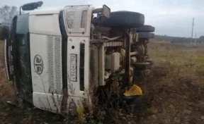 В Кузбассе перевернулся грузовик с пьяным водителем: в ГАИ рассказали подробности