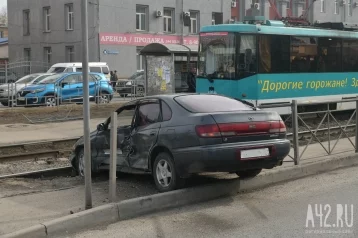 Фото: В Кемерове Toyota снесла ограждение и вылетела на трамвайные пути 1
