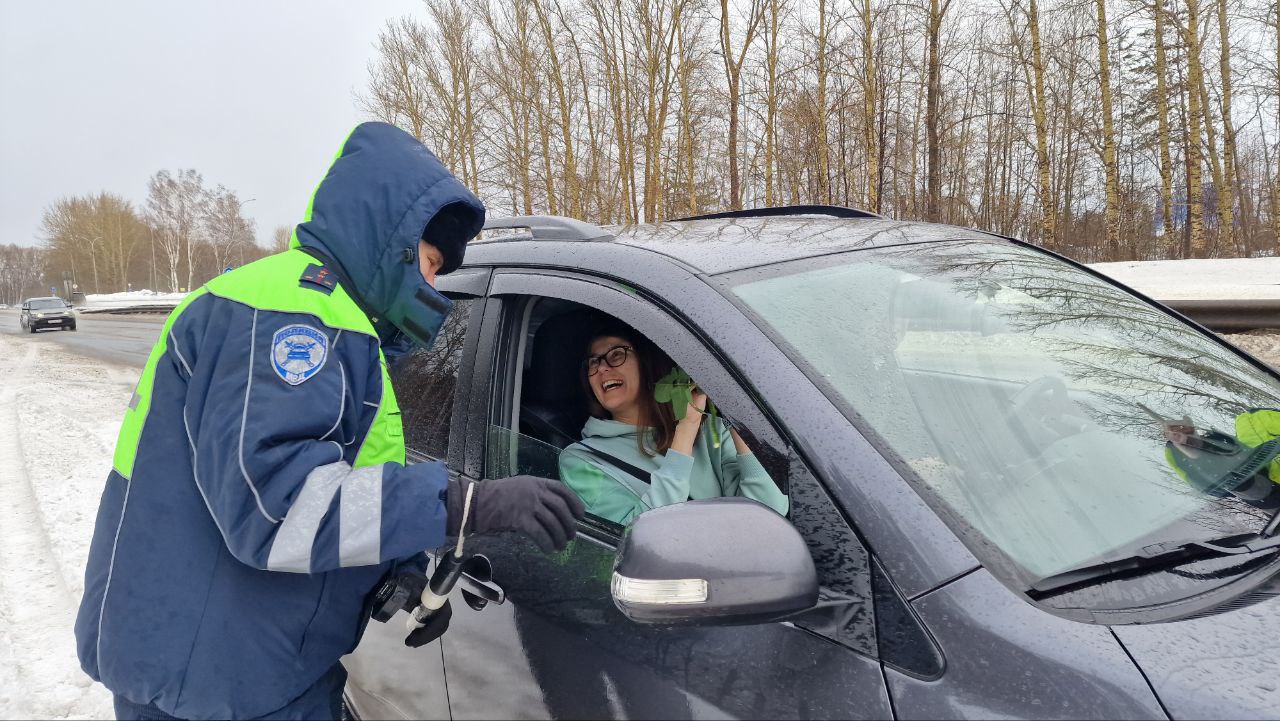 В Кузбассе сотрудники ДПС остановили машину, чтобы вручить цветы женщинам 