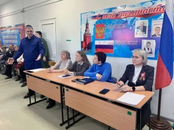 Фото: Власти встретились с жителями кузбасской деревни, которые просили не закрывать школу 1