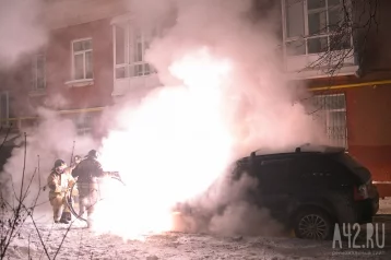 Фото: Соцсети: на улице в Кемерове загорелся автомобиль  1