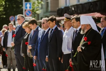 Фото: Жители Кемерова возложили цветы к Мемориалу Славы 4