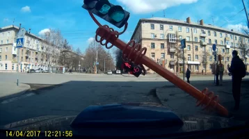 Фото: Падение светофора перед автомобилем в Кемерове попало на видео 1