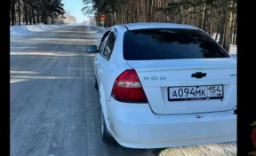 В Кузбассе сотрудники ГАИ помогли водителю машины заменить пробитое колесо