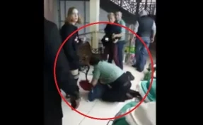 Очевидец: В Кемерове охранник ТЦ чуть не задушил подростка-панка