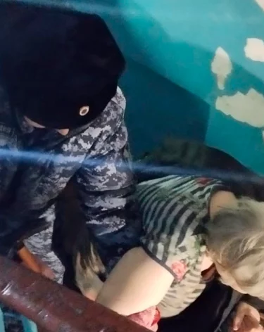 В Кузбассе росгвардейцы помогли спасти пенсионеров из горящей многоэтажки