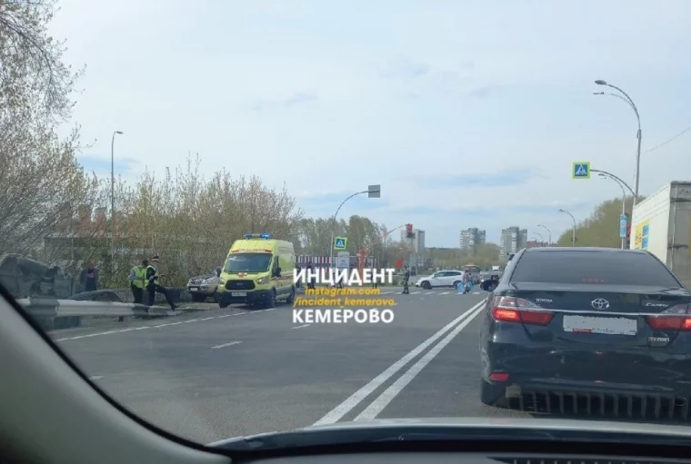 Фото: Напротив «Сотки» в Кемерове произошло ДТП с «перевёртышем» 2