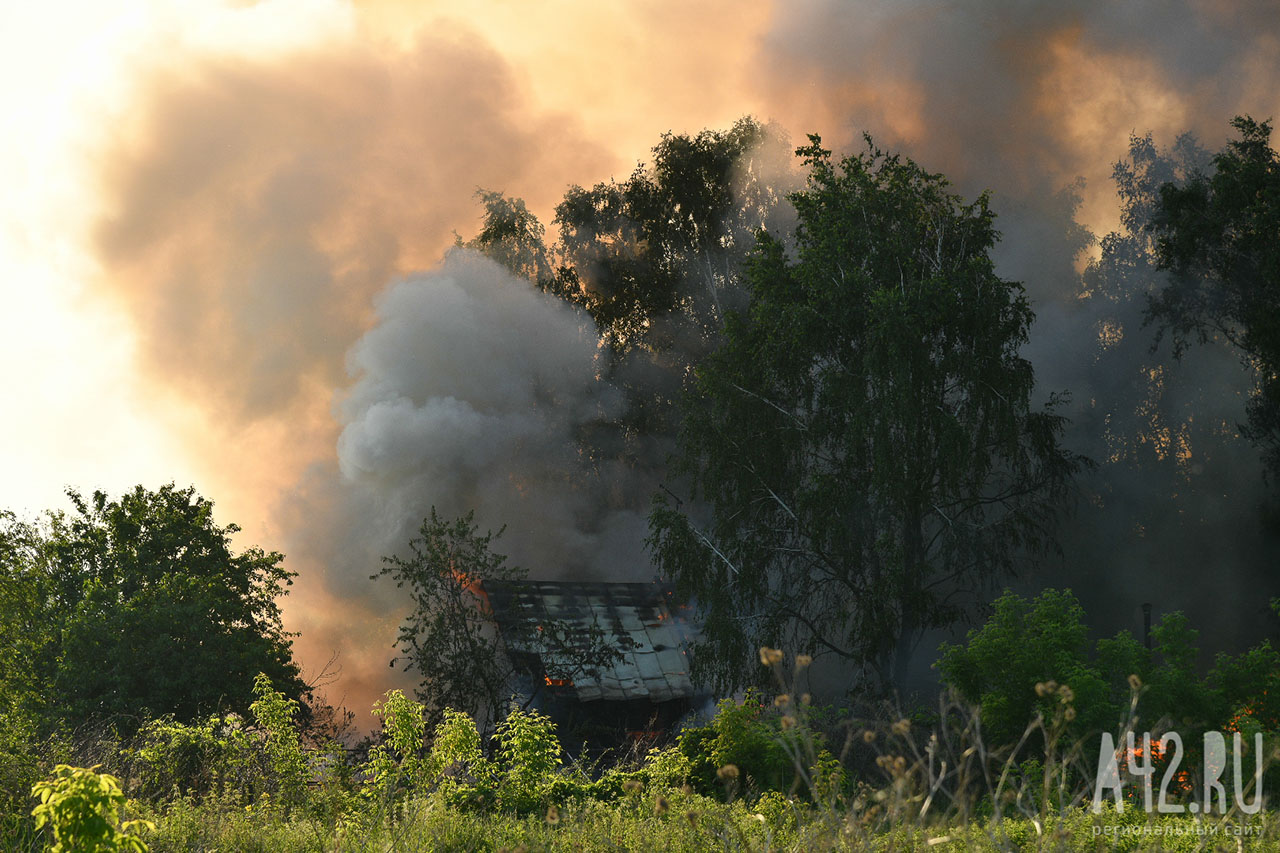 Спасатели почти 7 часов тушили пожар в кузбасском селе: пострадали 5 жилых домов