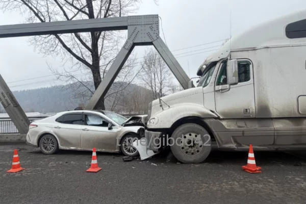 В Междуреченске легковой автомобиль влетел в грузовик, пострадали двое