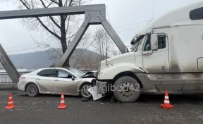 В Междуреченске легковой автомобиль влетел в грузовик, пострадали двое