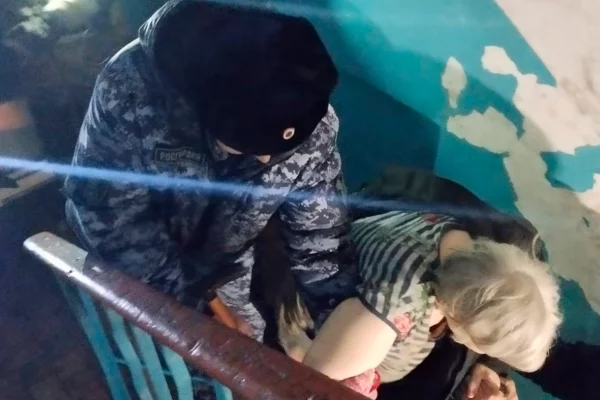 В Кузбассе росгвардейцы помогли спасти пенсионеров из горящей многоэтажки