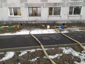 Фото: В Кузбассе талые воды затопили многоэтажку 2