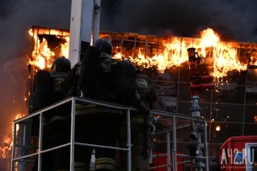 Фото: Как загорелся автосалон: хроника пожара в Кемерове глазами очевидцев 1