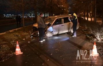 Фото: В Кемерове автомобиль заехал на набережную в результате ДТП 1