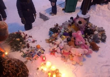 Фото: Стихийный мемориал организовали жители кузбасского города в память о погибшей семилетней девочке 1