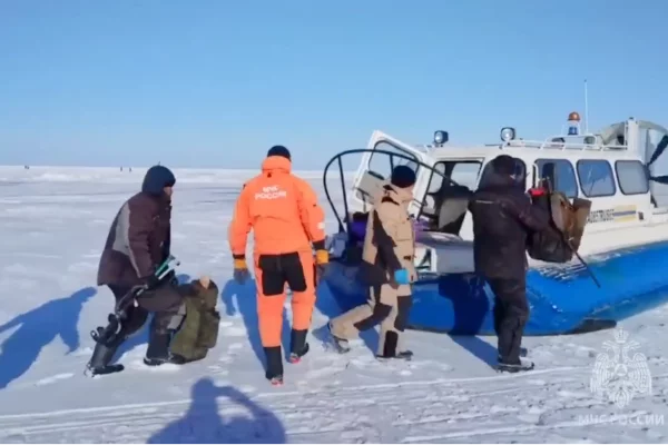 На Сахалине спасатели эвакуируют рыбаков с оторвавшейся льдины