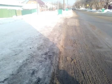 Фото: «Сугробы выше ступенек автобуса!»: власти ответили на жалобы кемеровчан на неочищенную остановку 1