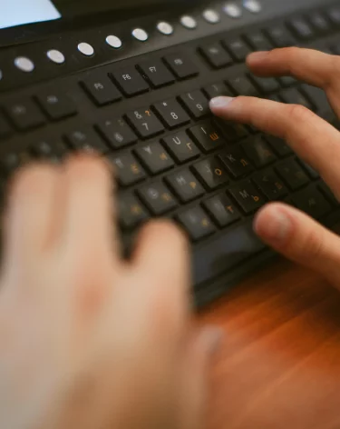 В МВД рассказали, как мошенники крадут у подростков деньги с «Пушкинской карты»