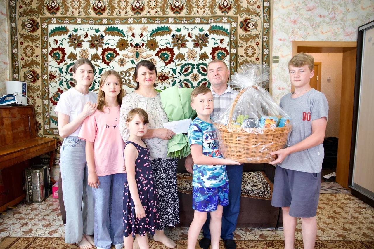 Илья Середюк поздравил кузбасскую мать-героиню, воспитывающую 13 детей 