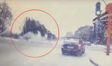 Фото: Появилось видео опрокидывания машины на Советском проспекте в Кемерове  1