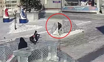Фото: Подростки сломали ледяную горку в кузбасском городе и попали на видео 1