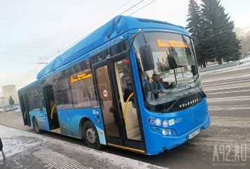 Фото: Автобус влетел в фонарный столб в Новокузнецке 1