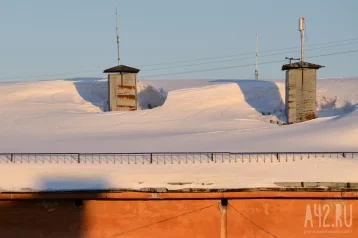 Фото: Кузбассовцы заметили человека на краю крыши без страховки 1