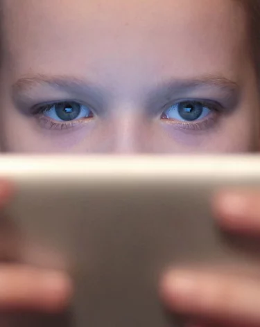 В МВД предупредили о новом способе вовлечения подростков в мошеннические схемы