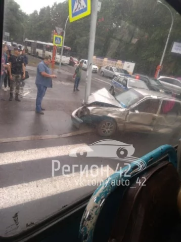 Фото: В Кемерове после ДТП с маршруткой Daewoo улетела в столб 2