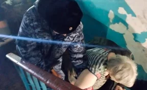 В Кузбассе росгвардейцы помогли спасти пенсионеров из горящей многоэтажки