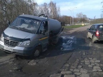 Фото: В Кемерове ассенизаторская машина провалилась в выбоину на дороге 1