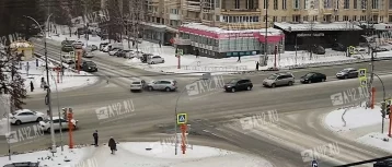 Фото: На перекрёстке в Кемерове жёстко столкнулись две легковушки, момент ДТП попал на видео 1